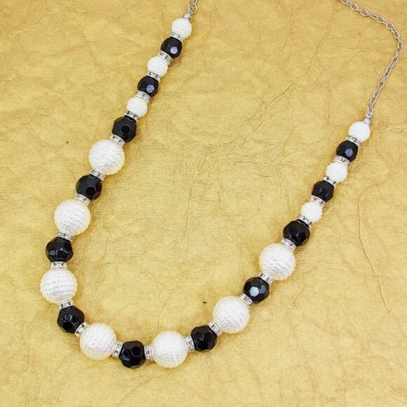 Black and white bead necklace with white textured pearl beads, black glass beads - Picture 3 of 9